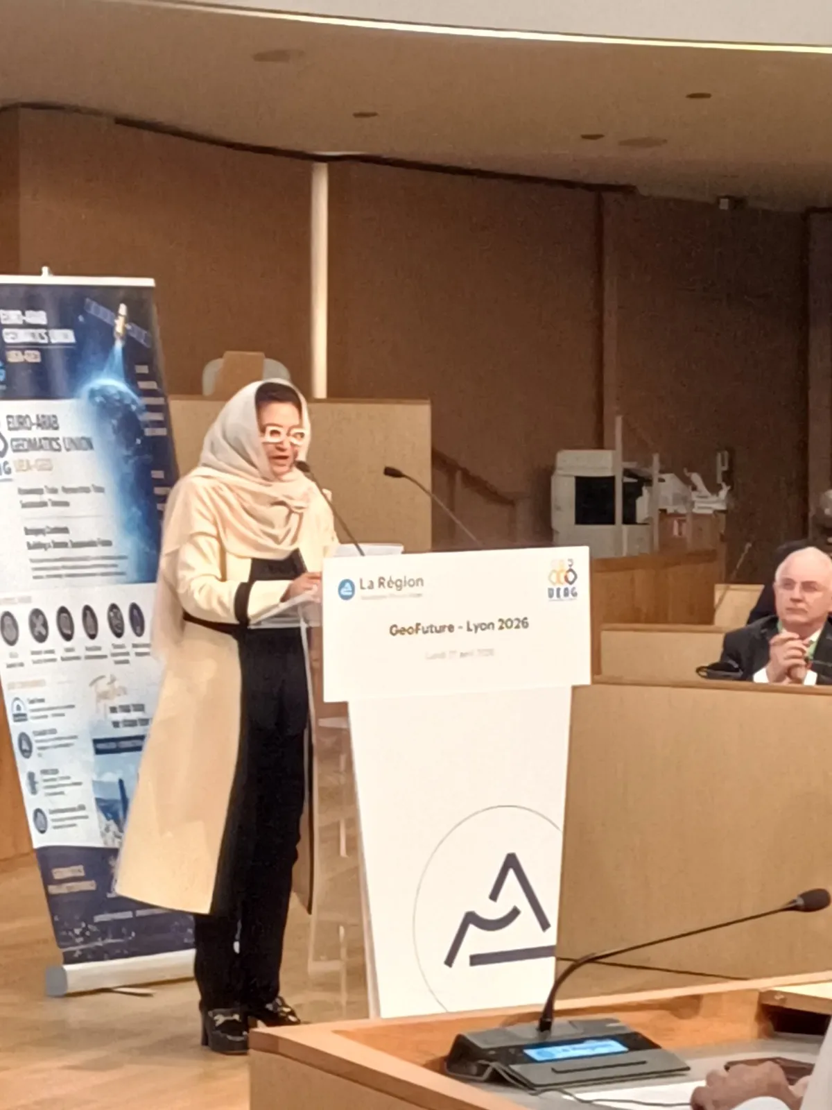  استعرضت سموها الجهود الوطنية في استخدام الأقمار الصناعية ونظم المعلومات الجغرافية لرصد التغيرات البيئية ومراقبة سطح الأرض بشكل مستمر