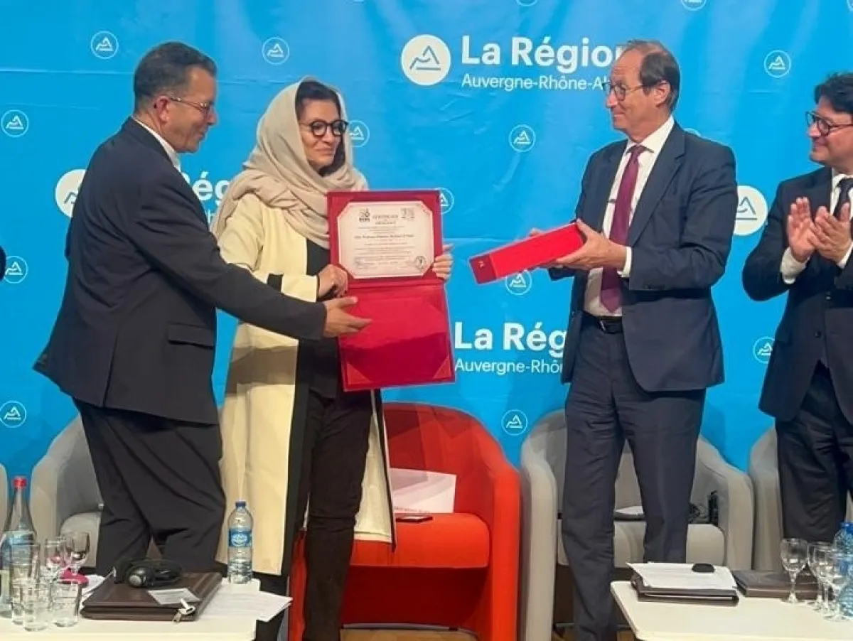 تُمنح هذه الجائزة للشخصيات التي تمثل نموذجًا متكاملاً للعالم القادر على الجمع بين العمق الأكاديمي والرؤية الاستراتيجية