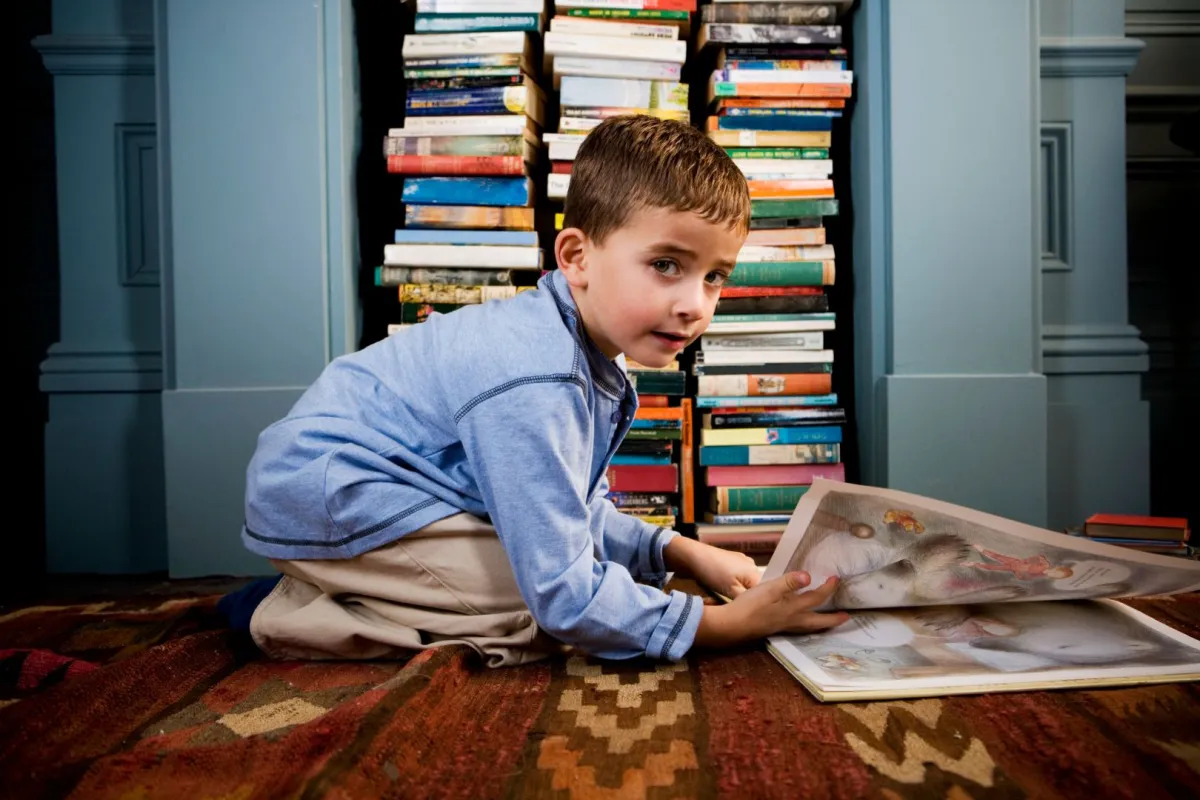 صورة طفل يقرأ في كتب التاريخ