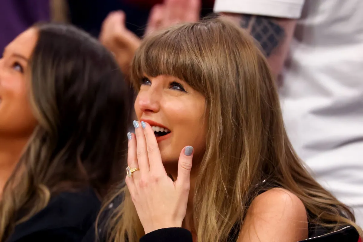 تايلور سويفت في روكيت أرينا في كليفلاند أوهايو (Taylor Swift at Rocket Arena in Cleveland, Ohio). مصدر الصورة: Gregory Shamus/Getty Images/AFP