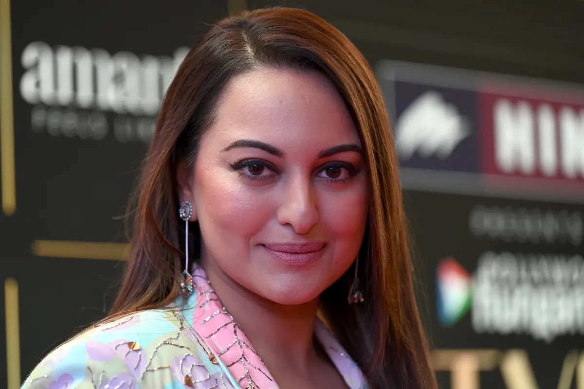 سوناكشي سينها في مومباي Sonakshi Sinha in Mumbai. مصدر الصورة SUJIT JAISWAL / AFP
