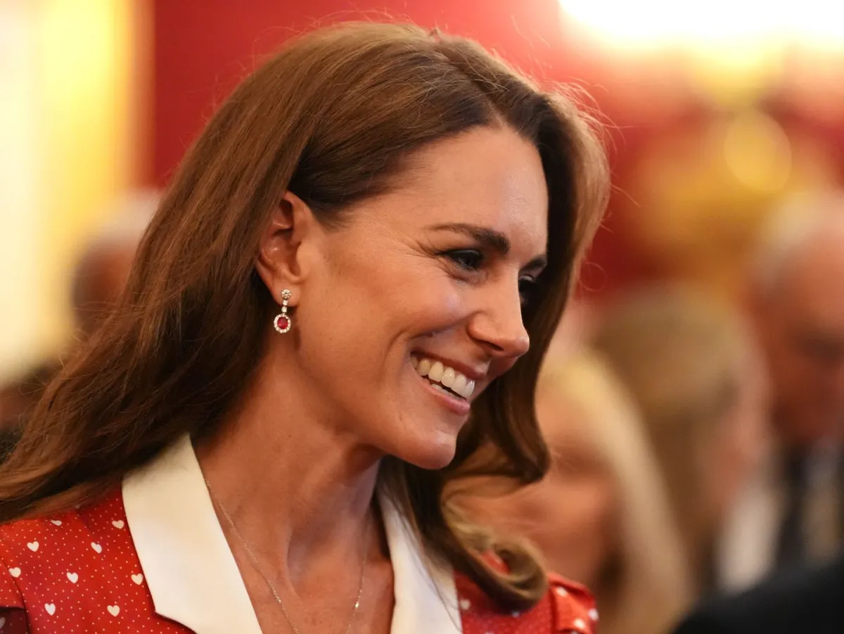 كاثرين (كيت ميدلتون) في قصر سانت جيمس بلندن، إنجلترا ( Catherine at St James's Palace in London, England). مصدر الصورة: Jonathan Brady - Pool/Getty Images
