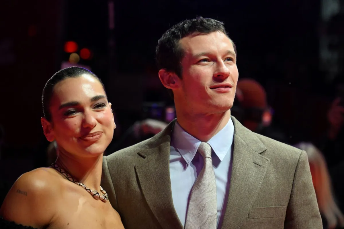 دوا ليبا وكالوم تورنر في برلين (Dua Lipa and Callum Turner in Berlin). مصدر الصورة: RALF HIRSCHBERGER / AFP