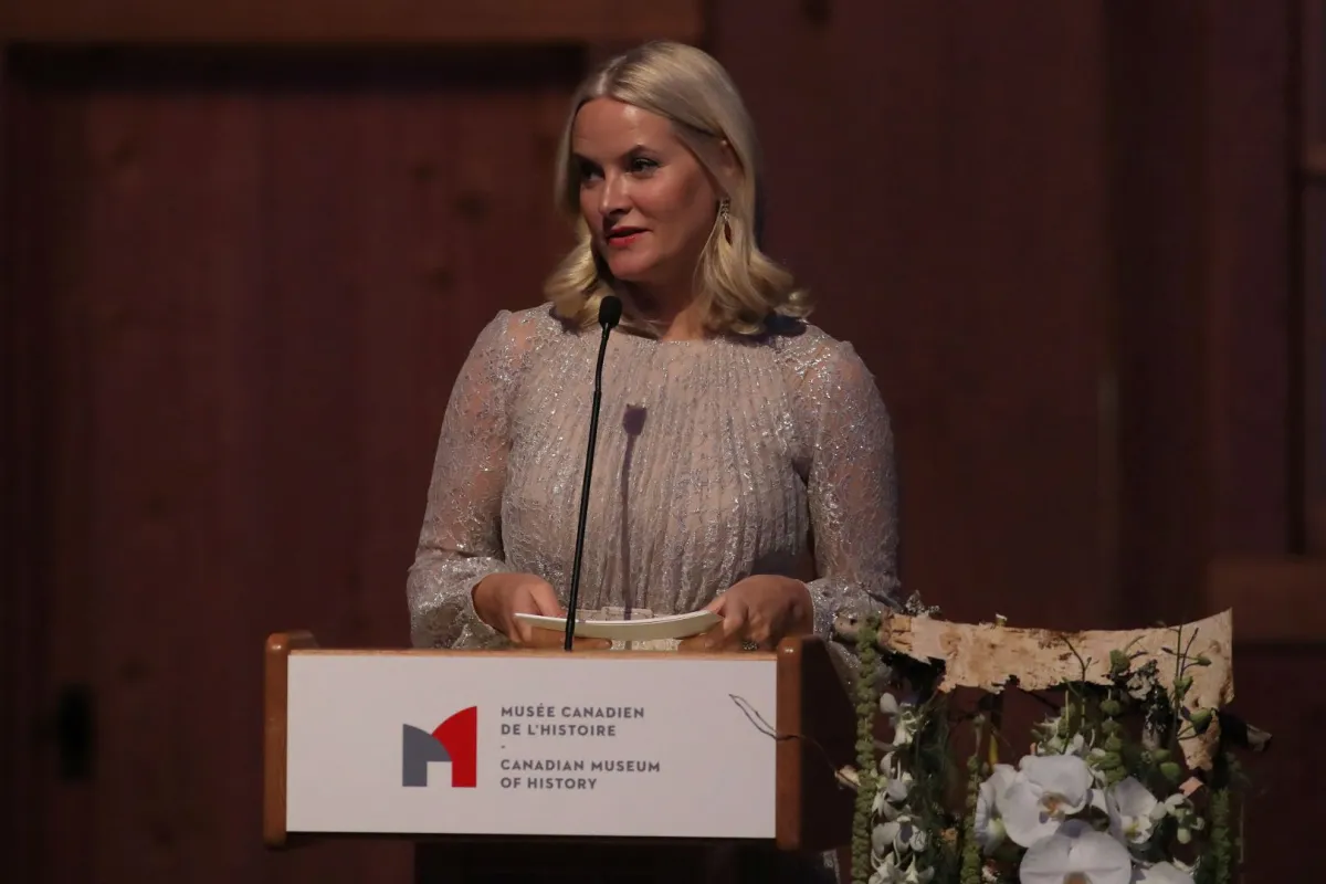 الأميرة ميت ماريت، ولية العهد، في المتحف الكندي للتاريخ في غاتينو، كيبيك (Crown Princess Mette-Marit at the Canadian Museum of History in Gatinueau, Quebec). مصدر الصورة: Lars Hagberg / AFP