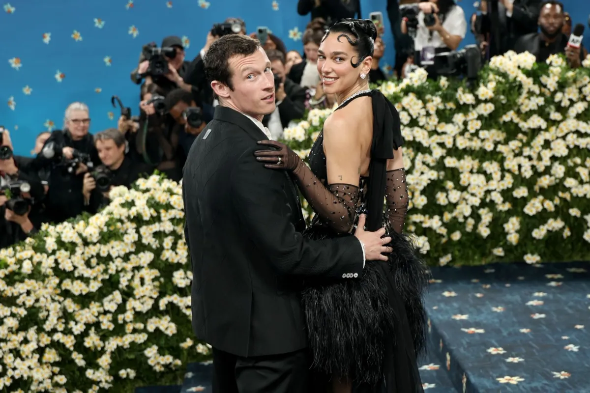 دوا ليبا Dua Lipa وكالوم تيرنر callum turner في حفل ميت غالا 2025. مصدر الصورة: Michael Loccisano/GA/The Hollywood Reporter via Getty Images