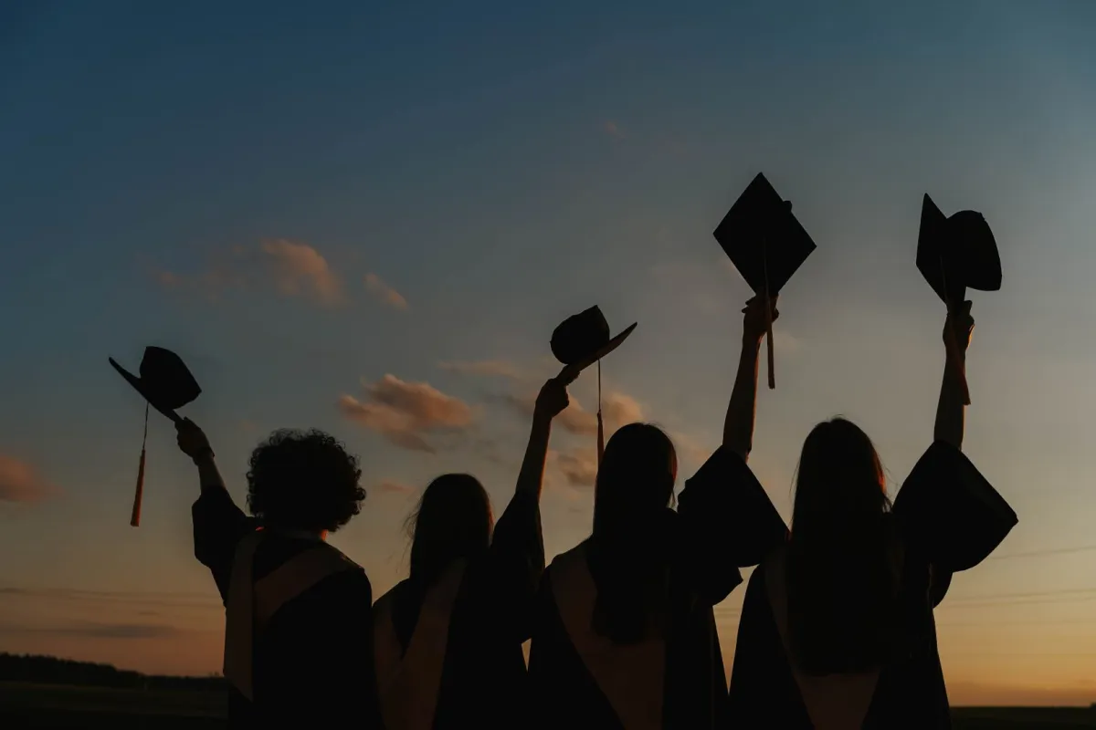 مجموعة من الخريجات يحتفلن بالتخرج 