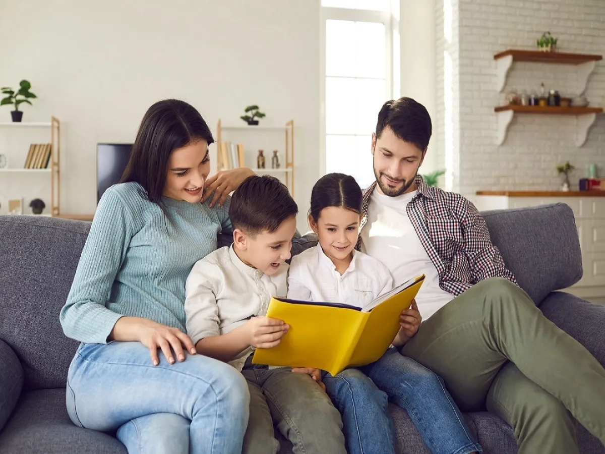 صورة لعائلة تستمتع بقراءة قصص قديمة
