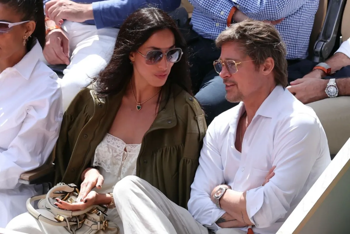 براد بيت Brad Pitt وإينيس دي رامون Ines de Ramon في نهائي سيدات بطولة فرنسا المفتوحة 2026. مصدر الصورة: ALAIN JOCARD / AFP