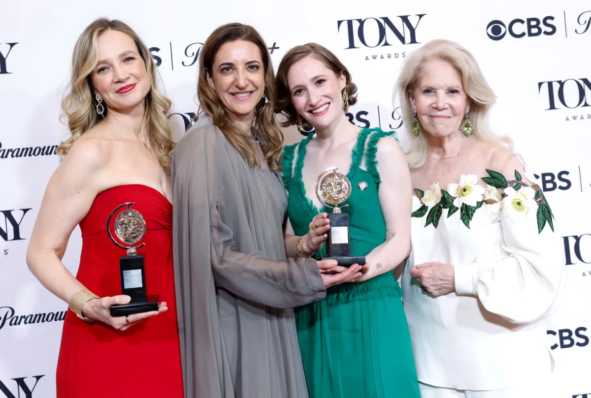 بيس وول Bess Wohl، إيفا برايس Eva Price، راشيل سوسمان Rachel Sussman، وداريل روث Daryl Roth في حفل توزيع جوائز توني 2026. مصدر الصورة: kena betancur / AFP