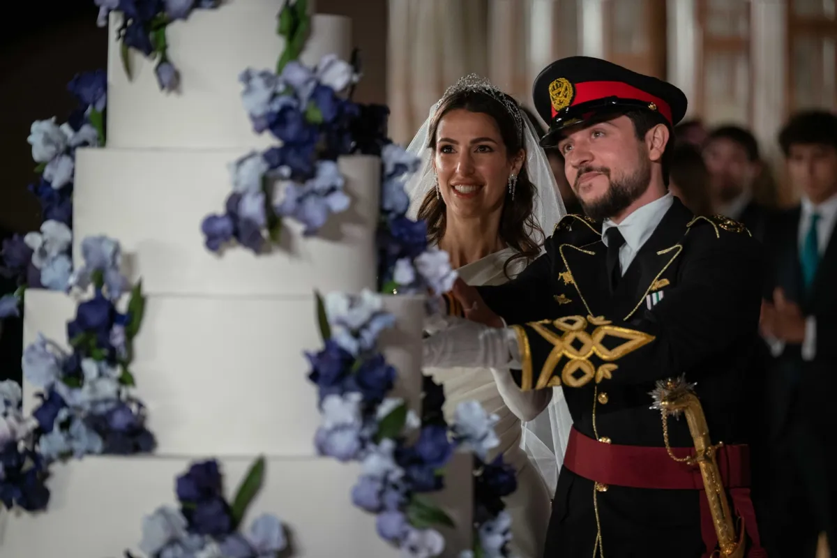 ولي عهد الأردن الأمير الحسين بن عبدالله الثاني وزوجته الأميرة رجوة الحسين (مصدر الصورة  Jordan Pix/Getty Images)