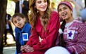 الملكة رانيا مع اطفال الكرنفال.jpg