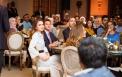 الملكة رانيا خلال إفطار مع مجموعة من الشباب.jpg