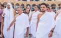 الملك الأردني وولي العهد خلال مناسك العمرة.jpg