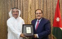 النابت يُسلم الوزير الطويسي درعاً تكريمياً.jpg