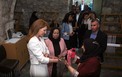 الملكة نور تطلع على أعمال الجمعية.jpg
