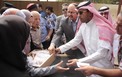 العتيق يساعد في توزيع الذبائح.jpg