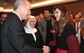 الملكة لحظة التقائها بالرئيس التركي وعقيلته.jpg