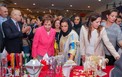 الأميرة بسمة تتفقد بعض المنتجات في البازار.jpg