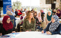 الملكة رانيا تلتقي الطلبة المستفيدين من منح صندوق الأمان.jpg