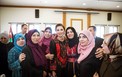 الملكة برفقة عدد من النساء في معان.jpg