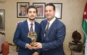 وزير الثقافة والشباب الدكتور محمد ابو رمان يكرم الطالب محمد الشروف.jpg