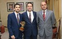 وزير الثقافة والشباب د. محمد أبو رمان يكرم الطالب محمد خالد الشروف. jpg