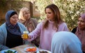 الملكة رانيا وزيارتها لجمعية سيدات بدر الجديدة الخيرية.jpg
