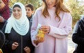 تفقد الملكة رانيا بعض المنتوجات في الجمعية.jpg