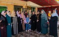 صورة جماعية للملكة رانيا مع سيدات وادي شعيب.jpg