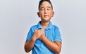 صورة لطفل يضع يديه على قلبه