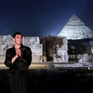 بوراك دينيز أمام الأهرامات خلال زيارته لمصر(Burak Deniz in front of the pyramids during his visit to Egypt). مصدر الصورة: Art d'Egypte / AFP