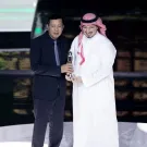 رئيس الاتحاد السعودي لكرة القدم ياسر المسحل وهو يتسلم جائزة أفضل اتحاد وطني في قارة آسيا خلال الحفل