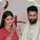 النجم فيكي كوشال وزوجته الممثلة كاترينا كيف خلال وصولهما لحفل زفاف أنانت أمباني – مصدر الصورة Punit PARANJPE and Punit PARANJPE / AFP