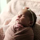 فوائد ومخاطر تقميط طفلكِ 