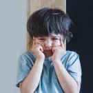 طفل يشعر بالخوف والعزلة