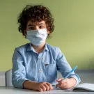 صورة لطفل يرتدي كمامة في المدرسة