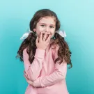 صورة لطفلة مترددة خائفة وخجولة