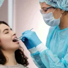 سيدة تخضع لجلسة تنظيف في عيادة طبيب الأسنان -المصدر: pexels-cedric-fauntleroy