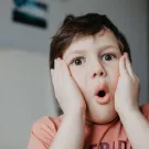 صورة طفل يشعر بالخوف