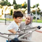 صورة لأم مع طفلها 