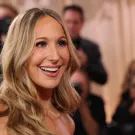 نيكي غلاسر Nikki Glaser في حفل توزيع جوائز غولدن غلوب 2026. مصدر الصورة: Michael Tran / AFP