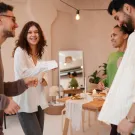 العلاقات الاجتماعية السليمة مهمة للشباب - المصدر freepik