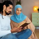 زوجان يتشاركان قراءة القرآن معًا برمضان 