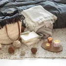 غرفة منزلية مع شموع