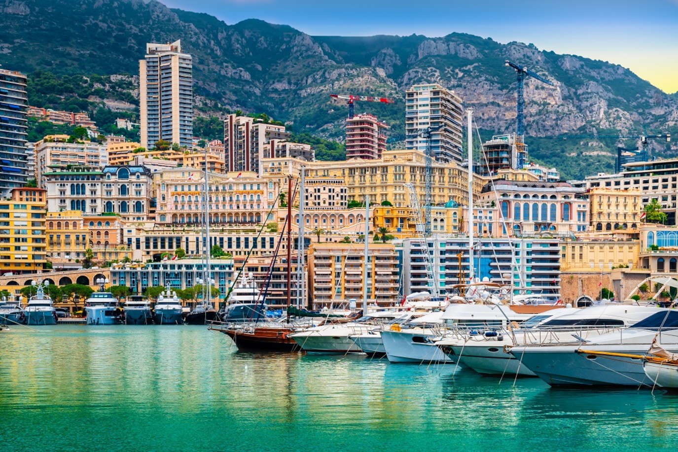 عِش أجواء النجوم والأثرياء في قلب الريفييرا الفرنسية
