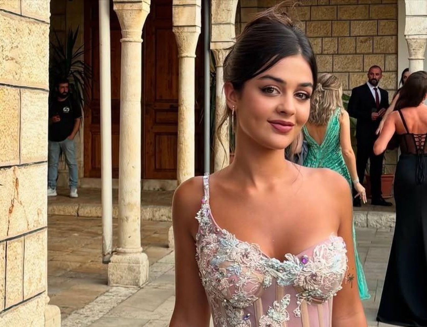 إلسا ماريا نحاس تخطف الأنظار في حفل زفاف شقيقها.. هل تشبه خالتها سيرين عبد النور؟