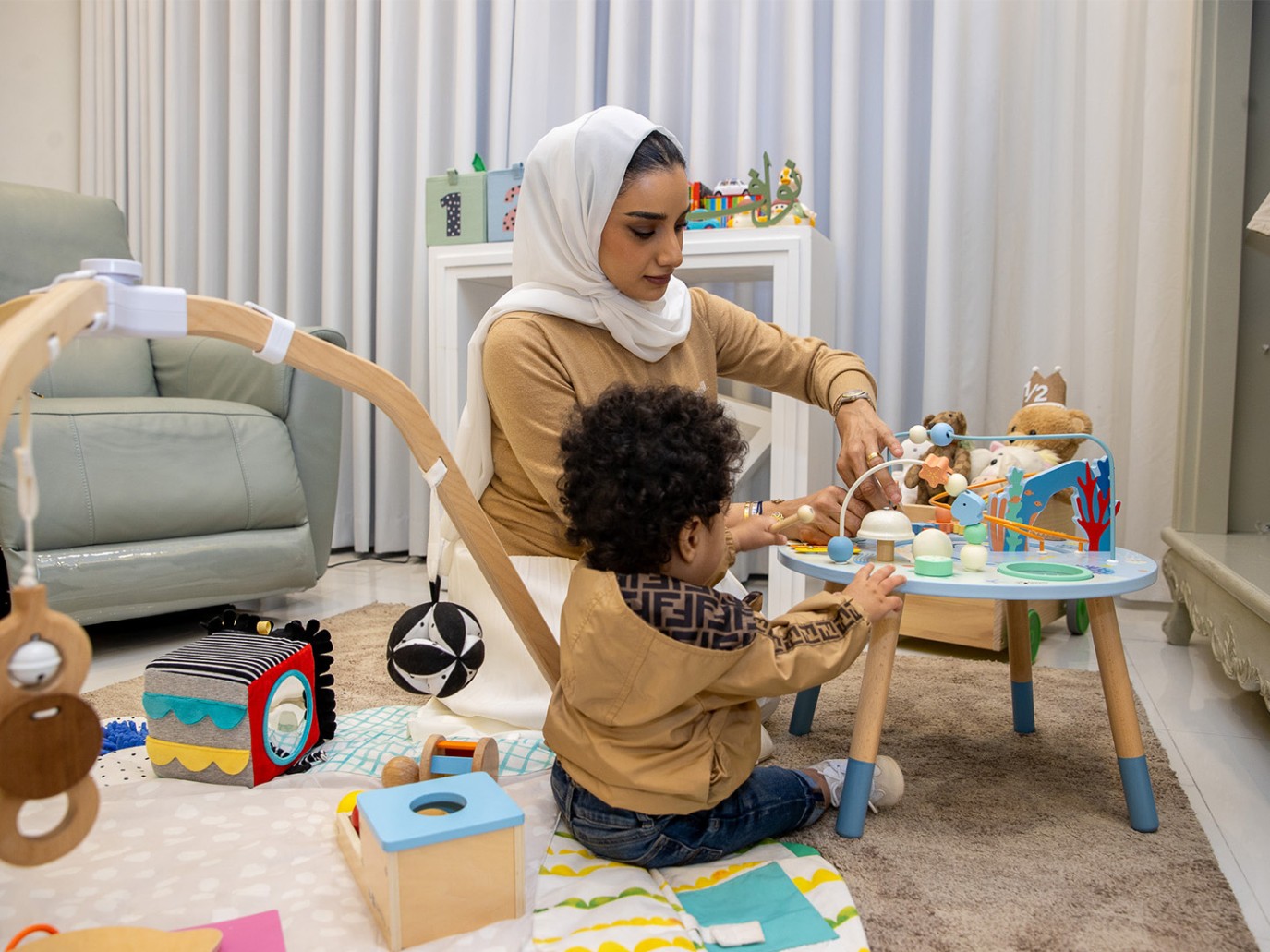 المصممة السعودية سجى اليوسف: الأمومة تلهم إبداعاتي