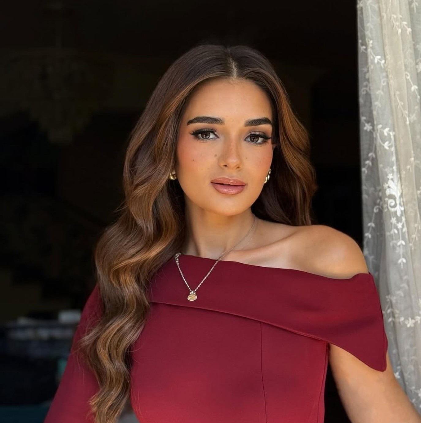 أسرار جمال ملك أحمد زاهر بين النعومة والجاذبية | مجلة سيدتي