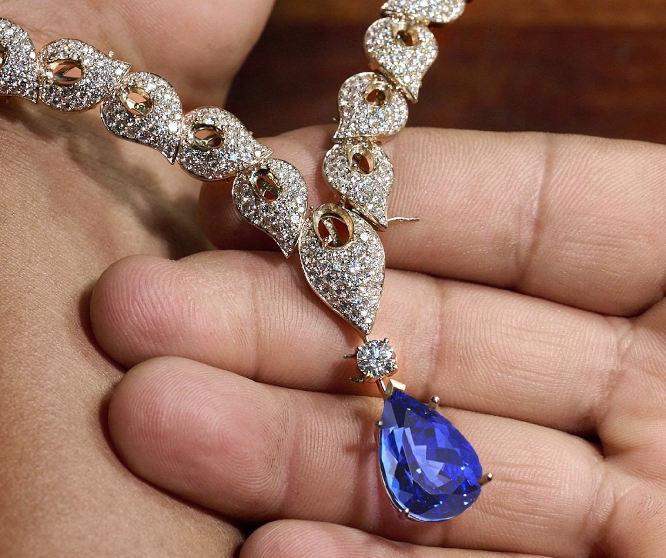 دار "معوض" Mouawad تحتفي بقوة المشاعر عبر طقم المجوهرات الراقية Ivy Tanzanite