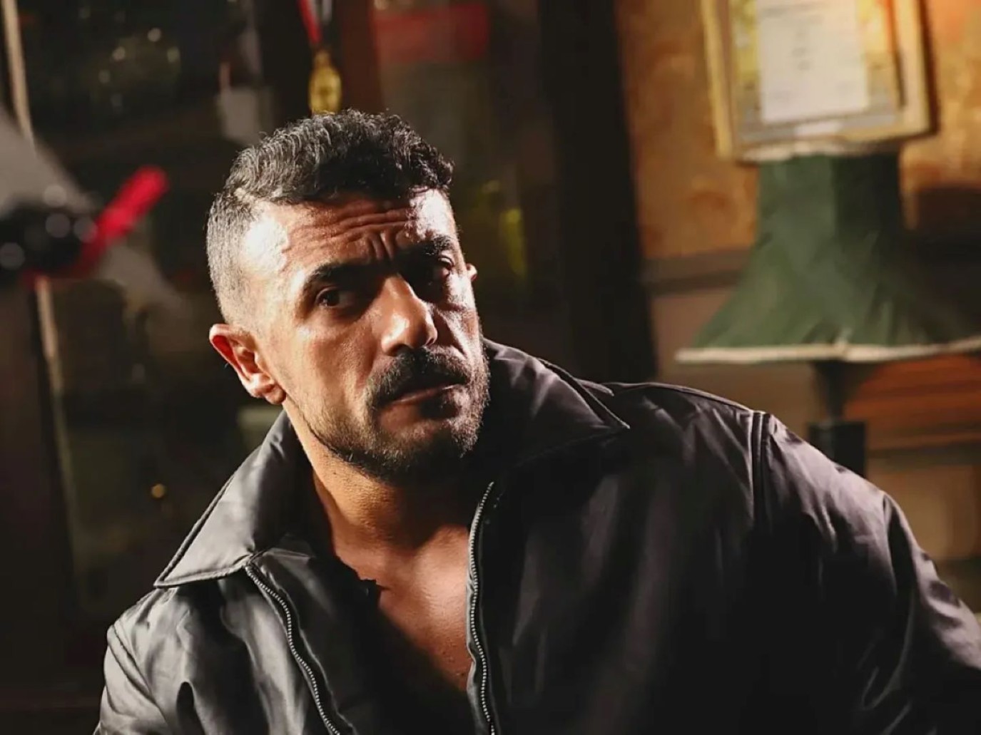 أحمد العوضي يروِّج لشمشون ودليلة بصورة بالأبيض والأسود